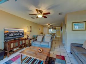 sala de estar con sofá y TV en Gulfside Townhome 16 by Vacation Homes Collection en Gulf Shores