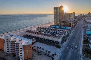 una vista aérea de una playa con edificios y el océano en Gulfside Townhome 16 by Vacation Homes Collection en Gulf Shores