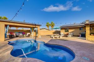 einen Pool in einem Hof mit einem Haus in der Unterkunft Lake Havasu Vacation Home Private Pool and Hot Tub! in Lake Havasu City