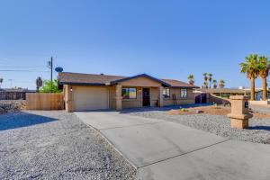 ein Haus mit Auffahrt und Garage in der Unterkunft Lake Havasu Vacation Home Private Pool and Hot Tub! in Lake Havasu City