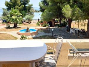 Bazén v ubytování Coastal Oasis Villa nebo v jeho okolí