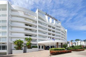 una representación del exterior de un hotel en DoubleTree by Hilton Cairns, en Cairns