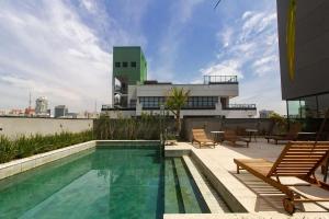 a swimming pool on the roof of a building at Studios Próximo a Av Paulista com Piscina no Rooftop e Sauna in Sao Paulo