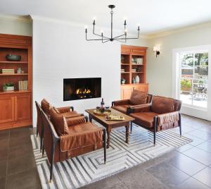 sala de estar con muebles de cuero y chimenea en Inn at Sonoma, A Four Sisters Inn, en Sonoma