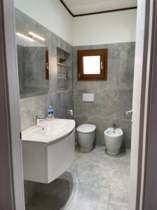 Koupelna v ubytování LA SCALINATA + 11 fotografií