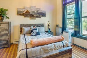 um quarto com uma cama grande e paredes azuis em Downtown Montrose Apartment 12 Mi to Natl Park! em Montrose