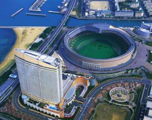 een luchtzicht op een gebouw met een honkbalstadion bij Hilton Fukuoka Sea Hawk in Fukuoka