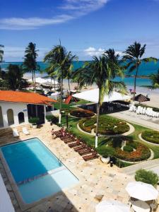 - une vue sur la piscine de l'hôtel de plage ou à proximité dans l'établissement Carneiros Tamandare Apart Hotel Marinas, à Tamandaré