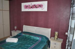 Apartment No 18 - West Terraces في فليك-إن-فلاك: غرفة نوم بها سرير ولوحة على الحائط +8 صور