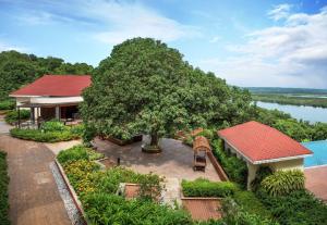 DoubleTree by Hilton Goa - Panaji في باناجي: اطلالة علوية على منزل به شجرة