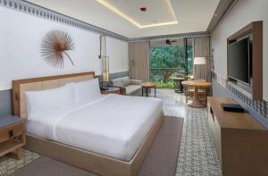 DoubleTree by Hilton Goa - Panaji的电视和/或娱乐中心