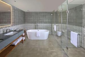 DoubleTree by Hilton Goa - Panaji的一间浴室