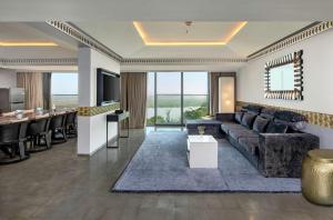 DoubleTree by Hilton Goa - Panaji的休息区
