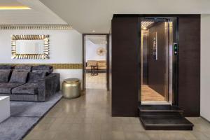 DoubleTree by Hilton Goa - Panaji的休息区