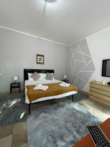 - une chambre avec un lit et 2 serviettes dans l'établissement Arena Maroncelli Room2, à Vérone