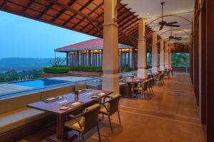 Hilton Goa Resort Candolim内部或周边的泳池