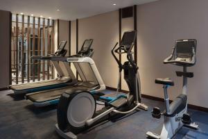 Hilton Goa Resort Candolim的健身中心和/或健身设施