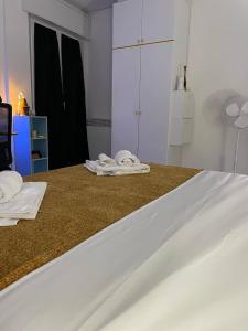 een slaapkamer met een bed met handdoeken erop bij Arena Maroncelli Room2 in Verona