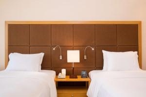 Postel nebo postele na pokoji v ubytování Hilton Garden Inn Hanoi