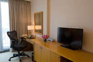 TV a/nebo společenská místnost v ubytování Hilton Garden Inn Hanoi