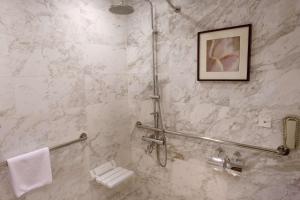 Koupelna v ubytování Hilton Garden Inn Hanoi