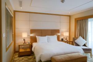Postel nebo postele na pokoji v ubytování Hilton Garden Inn Hanoi