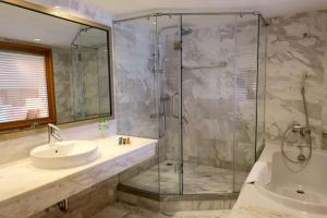 Koupelna v ubytování Hilton Garden Inn Hanoi