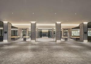 een grote kamer met zuilen in een gebouw bij Hilton Hua Hin Resort & Spa in Hua Hin