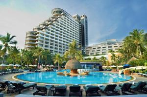 una gran piscina frente a un hotel en Hilton Hua Hin Resort & Spa en Hua Hin