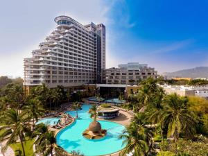 Hilton Hua Hin Resort & Spa内部或周边的泳池