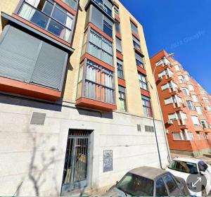 un edificio con un coche aparcado delante en HABITACIÓN PRIVADA EN PISO a 10 minutos de Atocha, en Madrid 6 fotos más