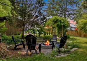three chairs and a fire pit in a yard at Cozy Kingsville Country Home Guest House in Kingsville