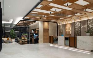 eine Lobby eines Ladens mit einer großen Decke in der Unterkunft Hilton Garden Inn Jakarta Taman Palem in Jakarta + 37 Fotos