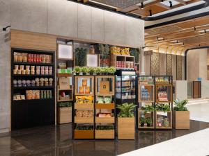 Ein Supermarkt oder andere Läden im Hotel oder in der Nähe