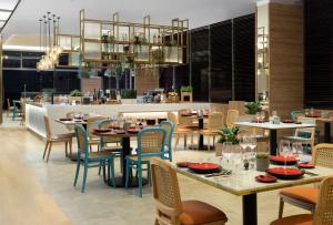 Ein Restaurant oder anderes Speiselokal in der Unterkunft Hilton Garden Inn Jakarta Taman Palem 