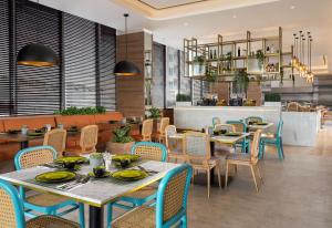 Ein Restaurant oder anderes Speiselokal in der Unterkunft Hilton Garden Inn Jakarta Taman Palem 