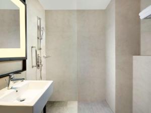 Ein Badezimmer in der Unterkunft Hilton Garden Inn Jakarta Taman Palem