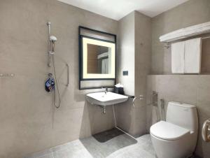 Ein Badezimmer in der Unterkunft Hilton Garden Inn Jakarta Taman Palem