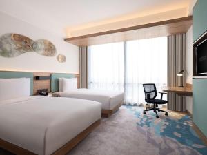 Ein Bett oder Betten in einem Zimmer der Unterkunft Hilton Garden Inn Jakarta Taman Palem