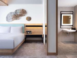 Ein Bett oder Betten in einem Zimmer der Unterkunft Hilton Garden Inn Jakarta Taman Palem