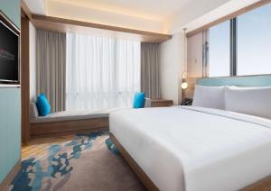 Ein Bett oder Betten in einem Zimmer der Unterkunft Hilton Garden Inn Jakarta Taman Palem