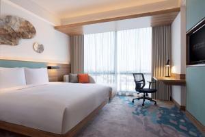 Ein Bett oder Betten in einem Zimmer der Unterkunft Hilton Garden Inn Jakarta Taman Palem