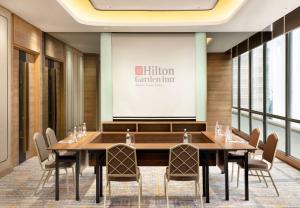 Der Geschäftsbereich oder Konferenzraum in der Unterkunft Hilton Garden Inn Jakarta Taman Palem