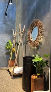Habitación con espejo y cesta con plantas en CASA PATRICIA en Oaxaca de Juárez