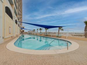 ein Pool mit blauer Plane darüber in der Unterkunft San Carlos 1604 by Vacation Homes Collection in Gulf Shores