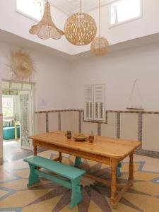 タガズートにあるKasbari Houseのダイニングルーム(木製テーブル、ベンチ付)