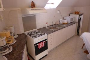 A kitchen or kitchenette at Caty Vendégház