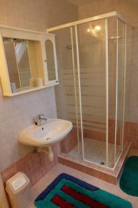 A bathroom at Caty Vendégház