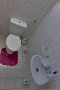 A bathroom at Caty Vendégház