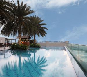 uma piscina com uma palmeira num edifício em Hilton Chennai em Chennai
